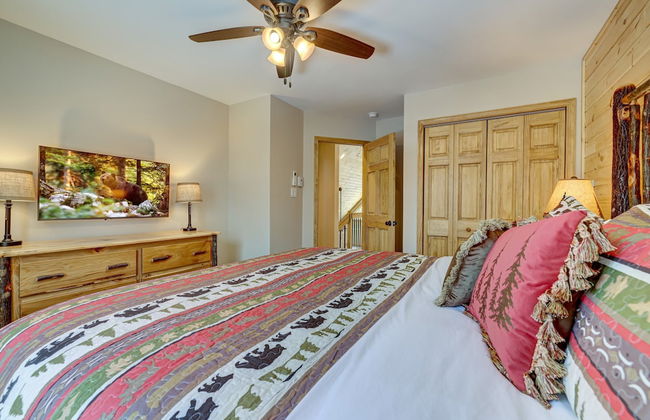 Over the Top Lodge by Avantstay Hot Tub, Shared Pool, Beach/lake Access - Foto 3