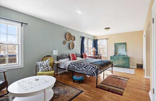 Bright & Cozy 2BR | Near Downtown, MSU & Hospitals - Foto 14