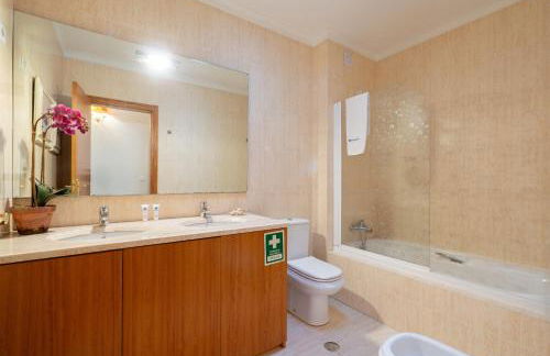 Host Wise - Homely Large Flat - Balcony - Foto 24