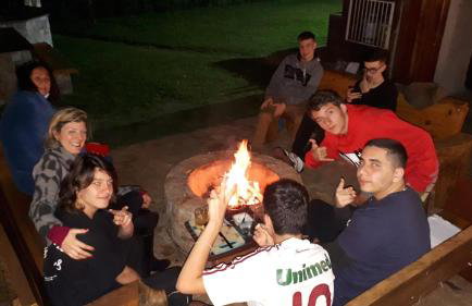 Chale de Madeira - Lareira e Fogueira---lindo gramado com mesa para café da manhã, churrasqueira e fogueira - Foto 54