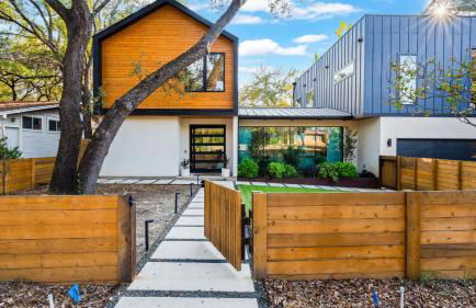 Modern Oasis w Pool Hot Tub Rooftop Deck Home Theater Mariposa Retreat by AvantStay - Foto 60