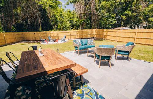 City Retreat - 4 Bedroom Oasis with King & Private Yard near Downtown - Foto 3