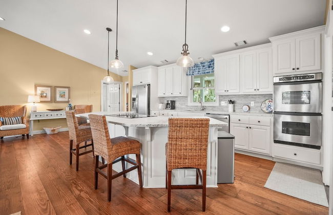 Stunning Marsh & Water Views in This Completely Renovated Three Bedroom Home - Foto 8