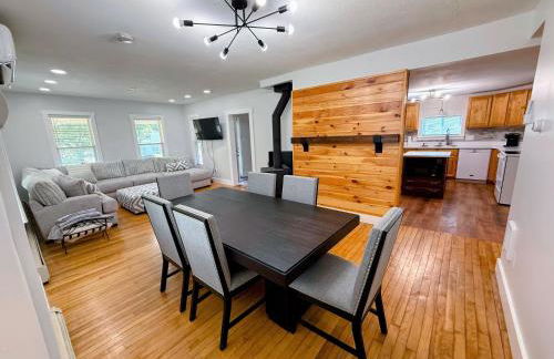 91M Renovated Bethlehem home with hot tub, firepit, large yard, walk to restaurants - Photo 10