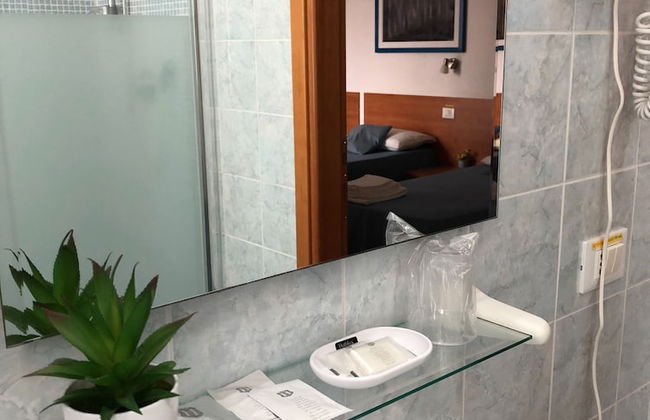 Venice Mestre Tourist Accommodation, Quiet Room With Wifi and Free Parking - Foto 8