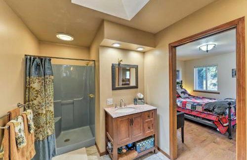 Riverfront Crescent City Home, 8 Mi to Beach! - Foto 14