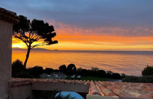 La Roche Bleue - Villa de charme avec vue exceptionnelle bord de mer piscine privée jardin et terrasse - Foto 4