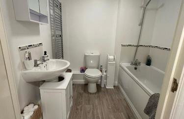 Spacious 2-Bedroom Flat Near Shops & Transport - Photo 9