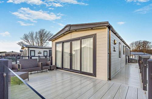 Binky Lodge Stylish Cosy 3-Bedroom Holiday Lodge Hoburne Naish Barton on Sea - Photo 23