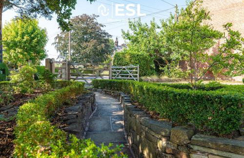 Charming Cottage 3-Bedrooms Sleeps 8 & Hot Tub - Photo 12