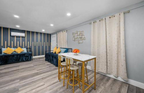 Modern 2BR City Center Getaway with Free Park - Foto 7