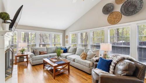 Exquisite 5-BR Estate on 7 Acres with Private Pond - Foto 2