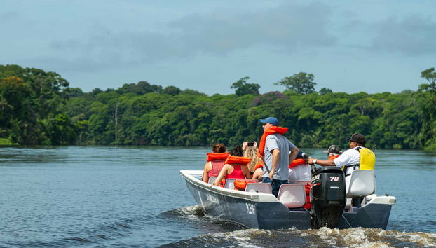 Viajando en barca por Tortuguero