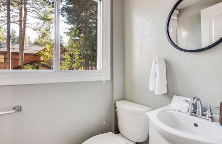 Hot Tub Sauna Game Room Modern 5BDR Family Cabin Homewood by AvantStay - Foto 24