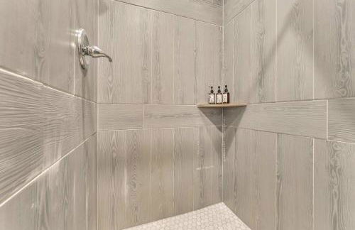 This is IT Cabin with a hot tub fire pit & indoor pool - Foto 18