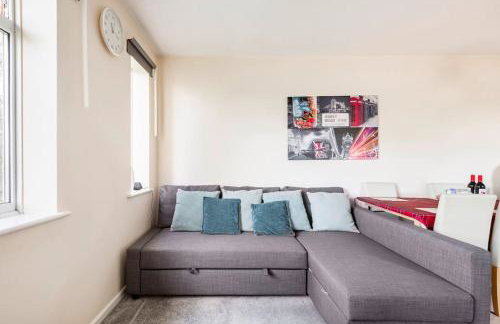 Charming Entire 2-Bedroom House in Milton Keynes - Photo 3