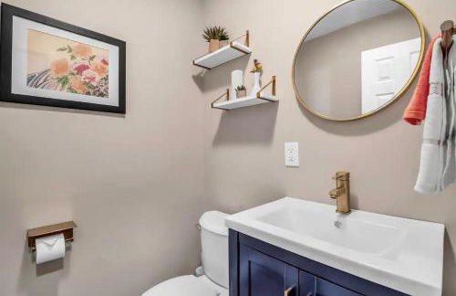 Modern Townhome with Decks Fireplace & Mountain Views - Foto 29