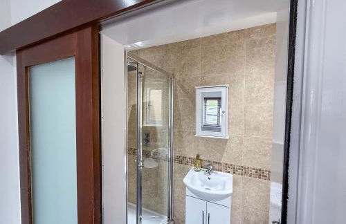 Bassetts House - Spacious! - Sleeps 7 - Close to PRUH Hospital - Free Parking - Photo 15