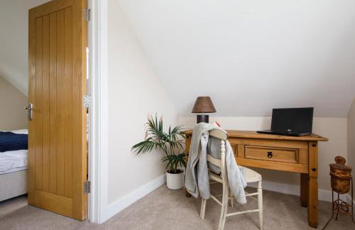 " Orchard Croft Lodge ", New Property, DOG FRIENDLY, Ideal for all Goodwood Events, 5 Minutes from Southend Barns, 9 Minutes From Sandy West Wittering Beach, 2 Bathrooms, Can Sleep 8 On Request, ' Starlink ' Wi-Fi & Sky Sports, Zip & Link Super-King beds - Foto 16