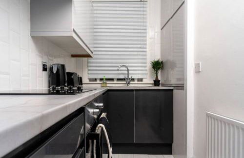 Cheerful 2 Bedroom Homely Apartment, Sleeps 4 Guest Comfy, 1x Double Bed, 2x Single Beds, Free Parking, Free WiFi, Suitable For Business, Leisure Guest, Contractors, QE Hospital, Glasgow, Near Airport & City Centre, Perfect For Common Wealth Games 2026 - Foto 20