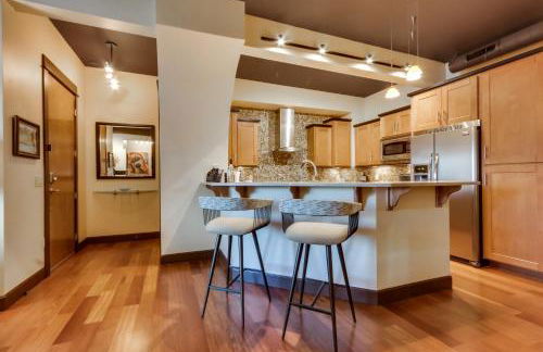 Walk Downtown Stunning Condo with Attached Garage - Foto 7