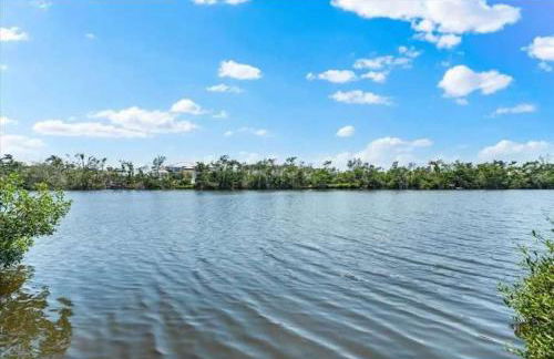 Blue Lagoon Hideaway 3BR Coastal Chic Retreat - Photo 64