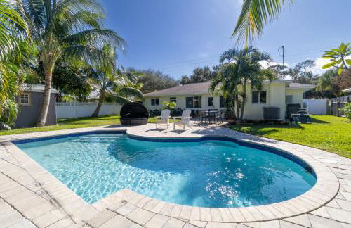 NEW Riverside Retreat with Pool - Foto 21