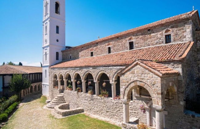 Tour de Dia Inteiro: Mosteiro de Apolónia e Ardenica - Foto 1