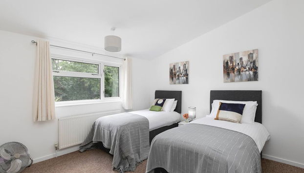 Skyvillion - Lush 2 Bed Hydean Way House & Garden - Photo 2