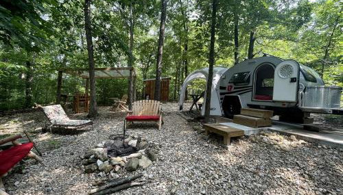 Vintage Caravan Rental for Exploring the Great Outdoors in Cassville, Missouri - Foto 2