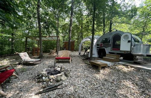 Vintage Caravan Rental for Exploring the Great Outdoors in Cassville, Missouri - Foto 2
