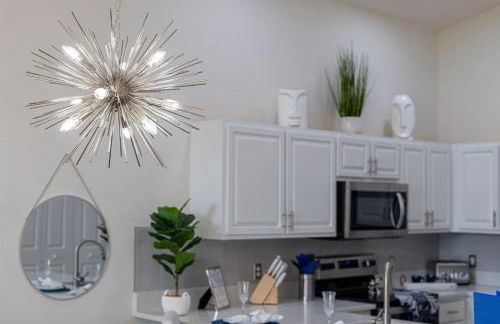 580 - Stunning Renovated Home with Large East Facing Pool Deck Overlooking Preservation Area and Games Room - Foto 5