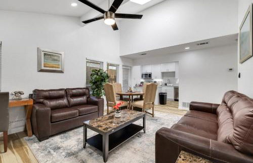 Arlington Entertainment District Home Green & White Door - Foto 44