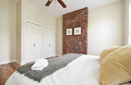 FREE Parking, Netflix in East Liberty By Parks and Uni - Foto 19