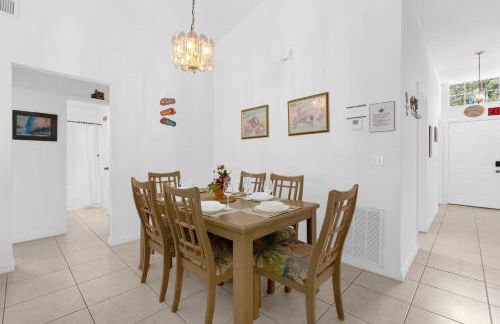 Upstay - Games & Private Pool Family Home - Photo 3