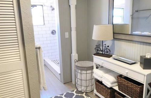 Cozy Apartment Overlooking Downtown and Park NO KIDS, NO PETS - Photo 8