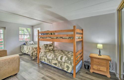 2 Mi to Rainbow Lake Woodsy Retreat with Deck! - Foto 16