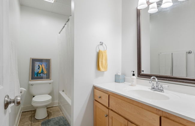 Beautiful Home on a Quiet Lot, Sleeps 14, Treehouse & Game Room! - Foto 25