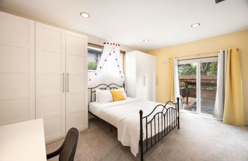 Kirkland Oasis Chic Basement Retreat with Hot Tub - Foto 20