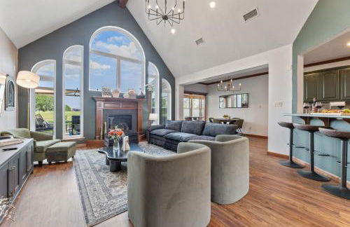 Golf-Side Luxe Escape Sleeps 13 Hot Tub & Theater - Foto 1