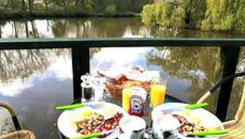 Snug & Secluded Lakeside Shepherds Hut 'Carp' - Foto 2