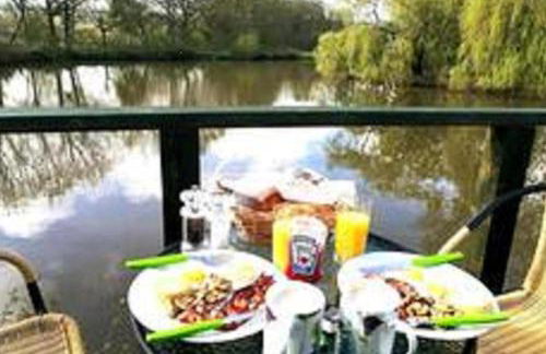 Snug & Secluded Lakeside Shepherds Hut 'Carp' - Foto 2