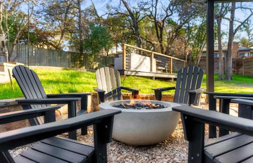 Luxury Zilker Home Pool Hot Tub and 2 Kitchens - Photo 13