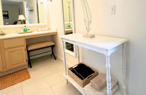 Cozy Villa 3 mins to Mohegan- Fully Stocked with King Bed & Fireplace- Jacuzzi, Saltwater Pools, Sauna - Foto 10