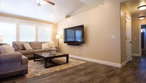 3 Car Garage Full Kitchen Large Backyard Smart TVs - Foto 5