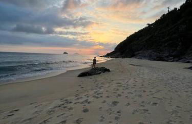 Condomínio pé na areia, super novo e confortável. - Foto 9