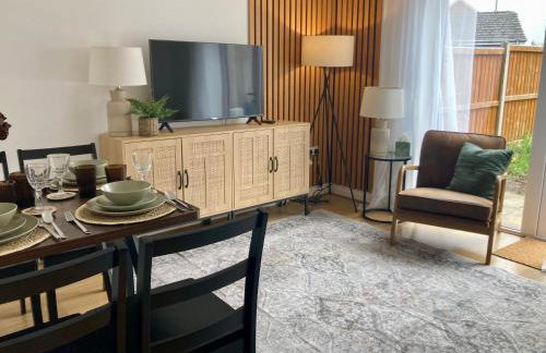 Ashford 4-Bed Townhouse with Garden and Parking - Foto 1