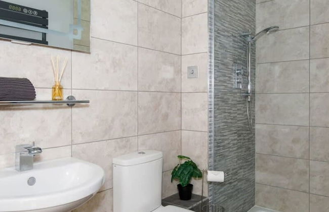 Serene Riverside 6BR Luxury Retreat in Curdridge - Photo 28