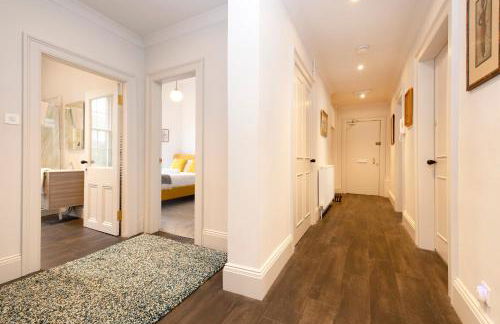 JOIVY Iconic Cockburn Street 4 Bedroom Apartment: Heart of Old Town - Foto 68