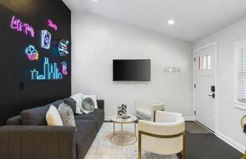 Vibrant Neon Condo Near Restaurants, Coffee and Bars - Foto 9